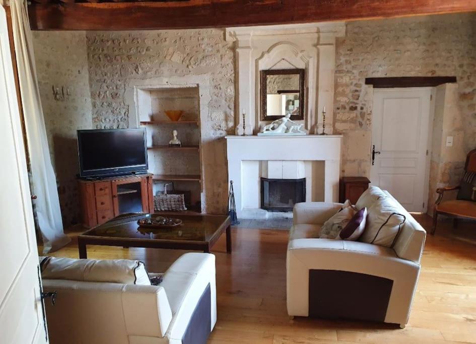 French Farmhouse Retreat With Pool & Superb Views. Blanzac  Esterno foto