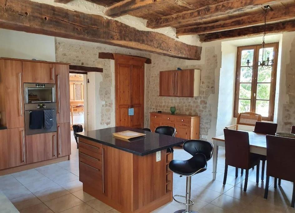French Farmhouse Retreat With Pool & Superb Views. Blanzac  Esterno foto