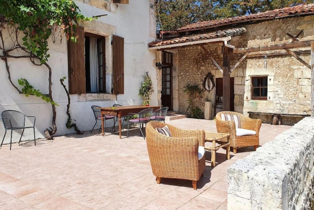 French Farmhouse Retreat With Pool & Superb Views. Blanzac  Esterno foto